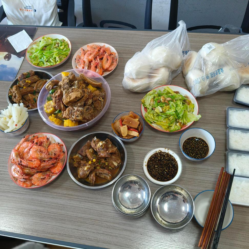 Bosses hər kəs üçün nahar bişirir!