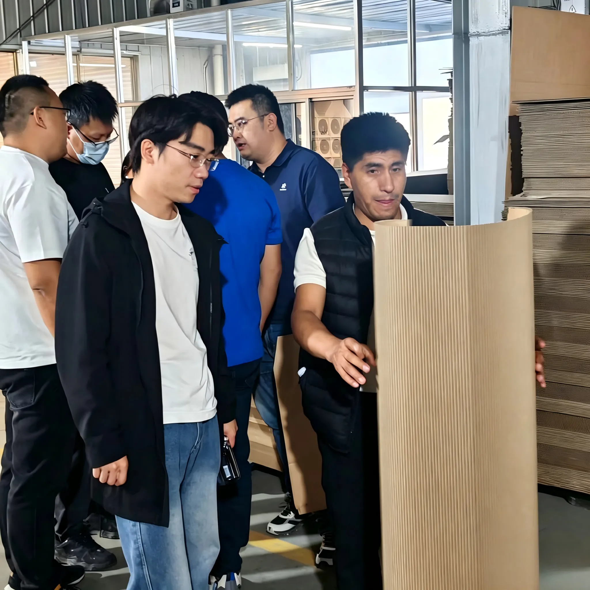 ZMJ Qablaşdırma Peru Müştərilərini Sahədə Fabrikdə Təftiş və Sifarişin Tamamlanması üçün Alqışlayır